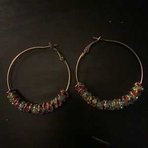 GOLD MEDIUM MULTICOLOR HOOP EARRINGS.